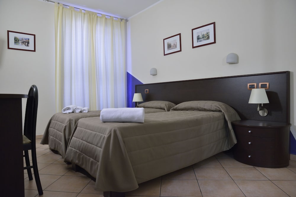 ROOM, DOUBLE OR TWIN BED