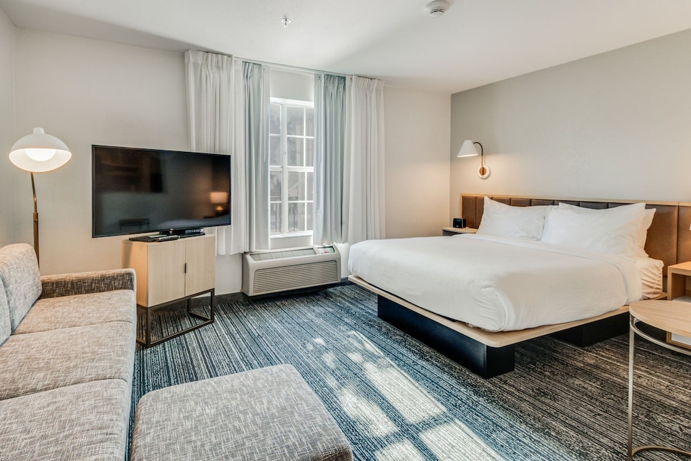 STUDIO, QUEEN BED, SOFA, ACCESSIBLE