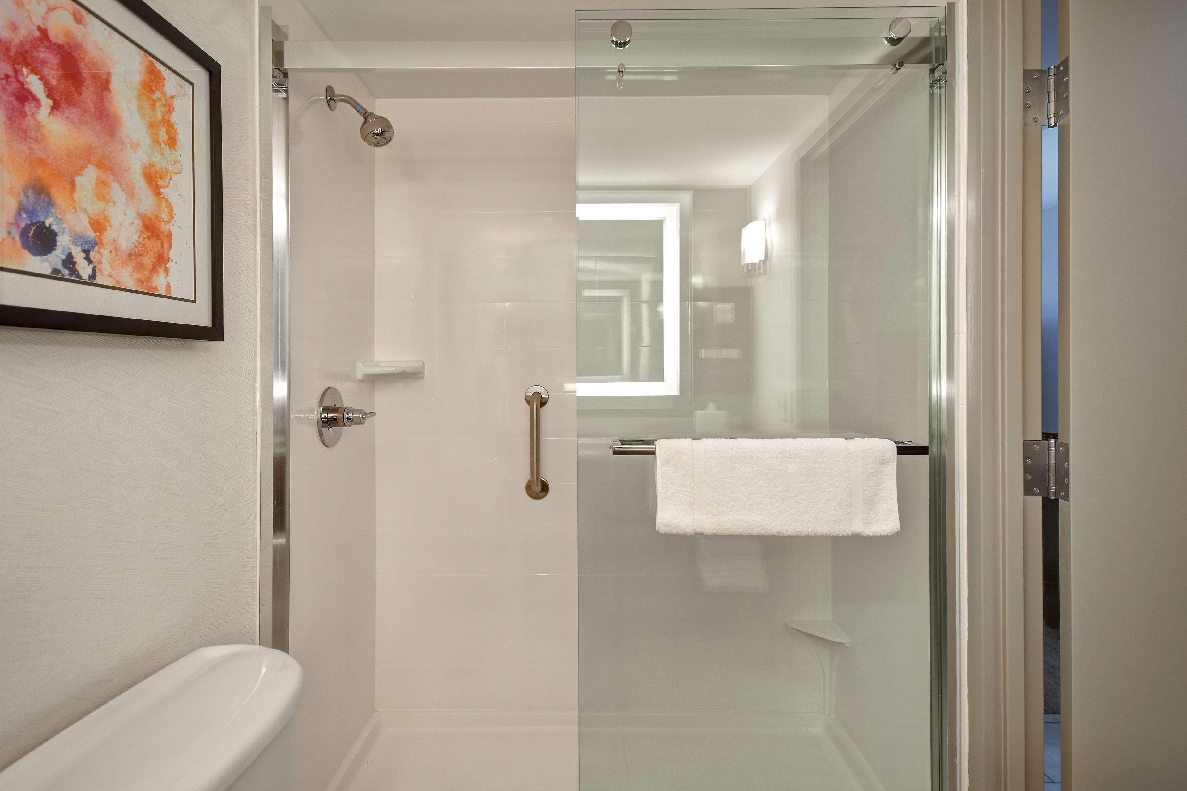 غرفة قياسية بسرير مزدوج، Hilton Garden Inn Detroit Metro Airport 4/5