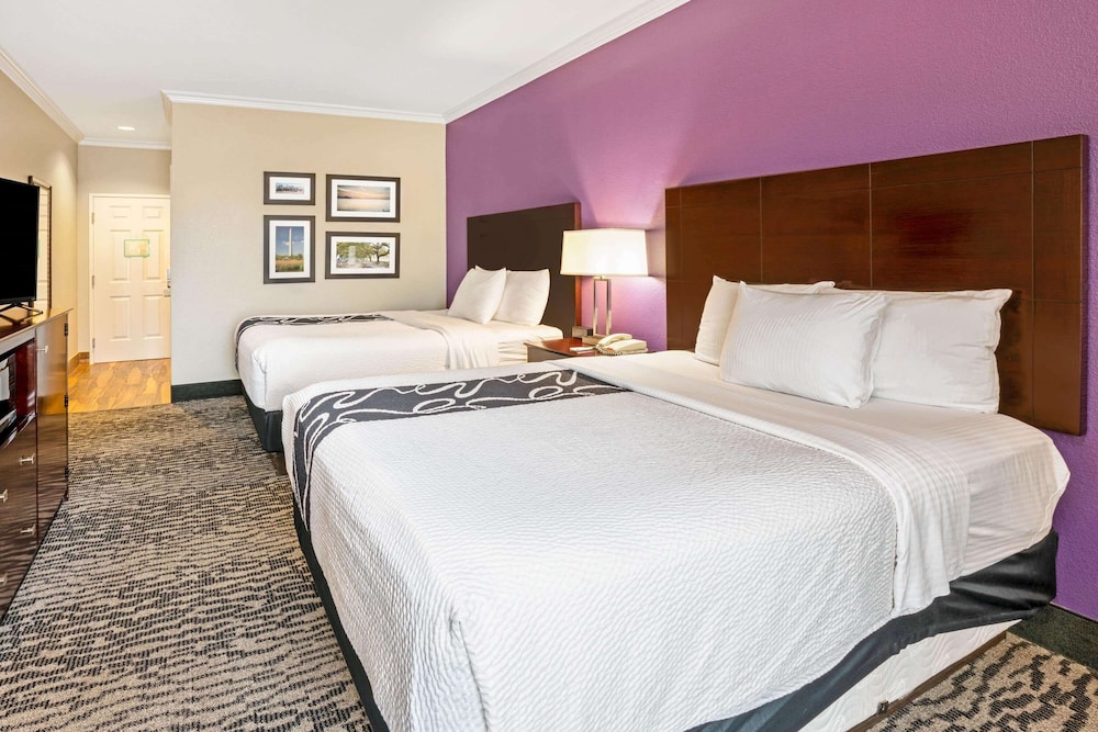 La Quinta Inn & Suites by Wyndham Houston - Magnolia 13/48