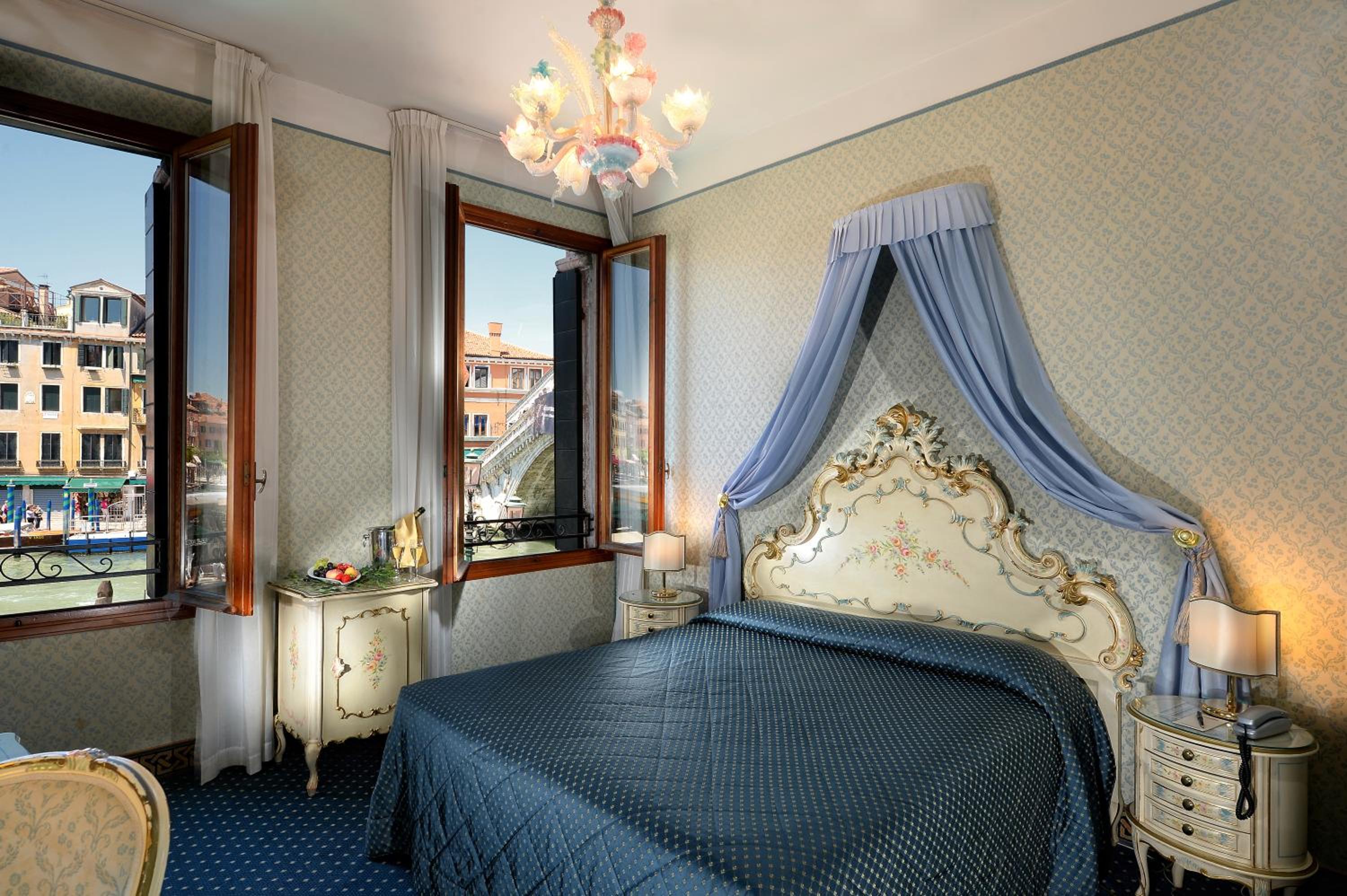 Room, Queen Bed, Grand Canal View