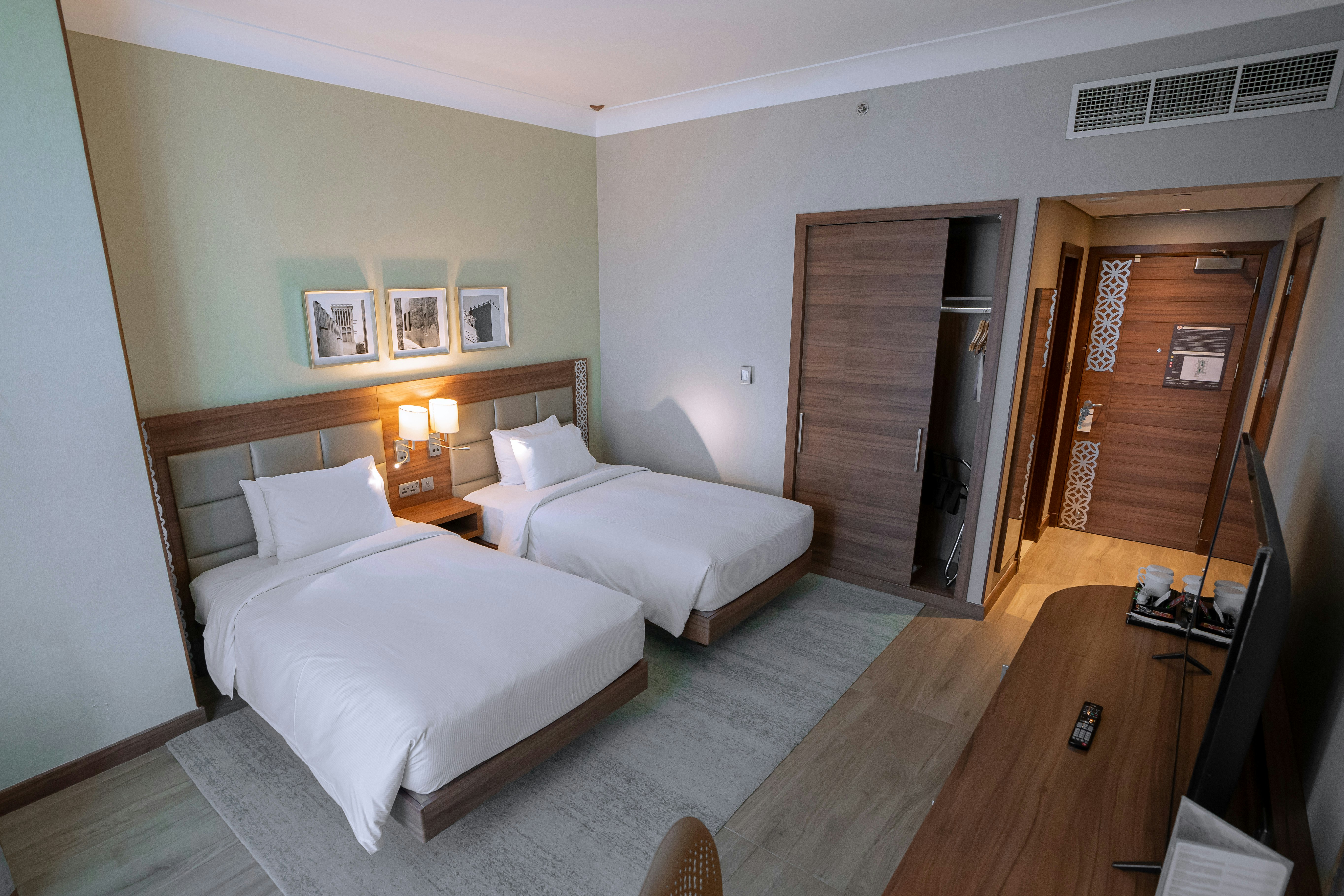 ROOM, TWIN BEDS