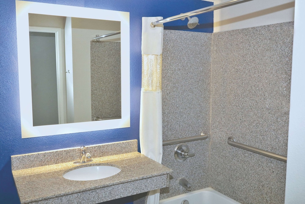 La Quinta Inn & Suites By Wyndham NE Long Beach/Cypress 49/51