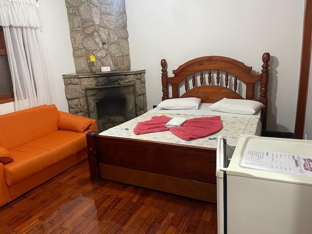 غرفة بسرير مزدوج وسريرين منفصلين بشرفة، Chateau Palace Hotel 9/10