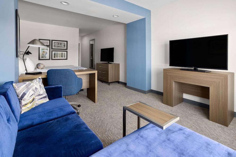 La Quinta Inn & Suites by Wyndham Locust Grove 35/55