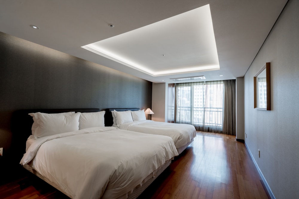 2 BEDROOMS, PREMIER, SUITE