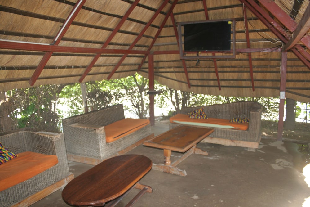 Honeybed Lodge 24/50
