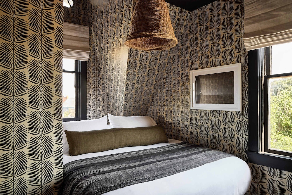Petite, Queen Bed