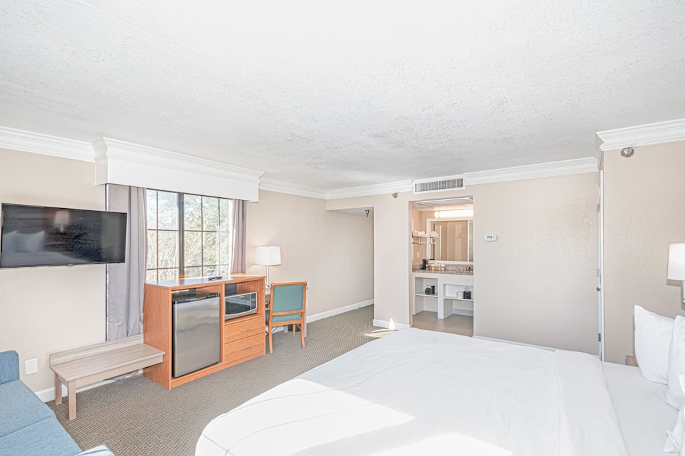 Casa Bella Inn & Suites 42/55