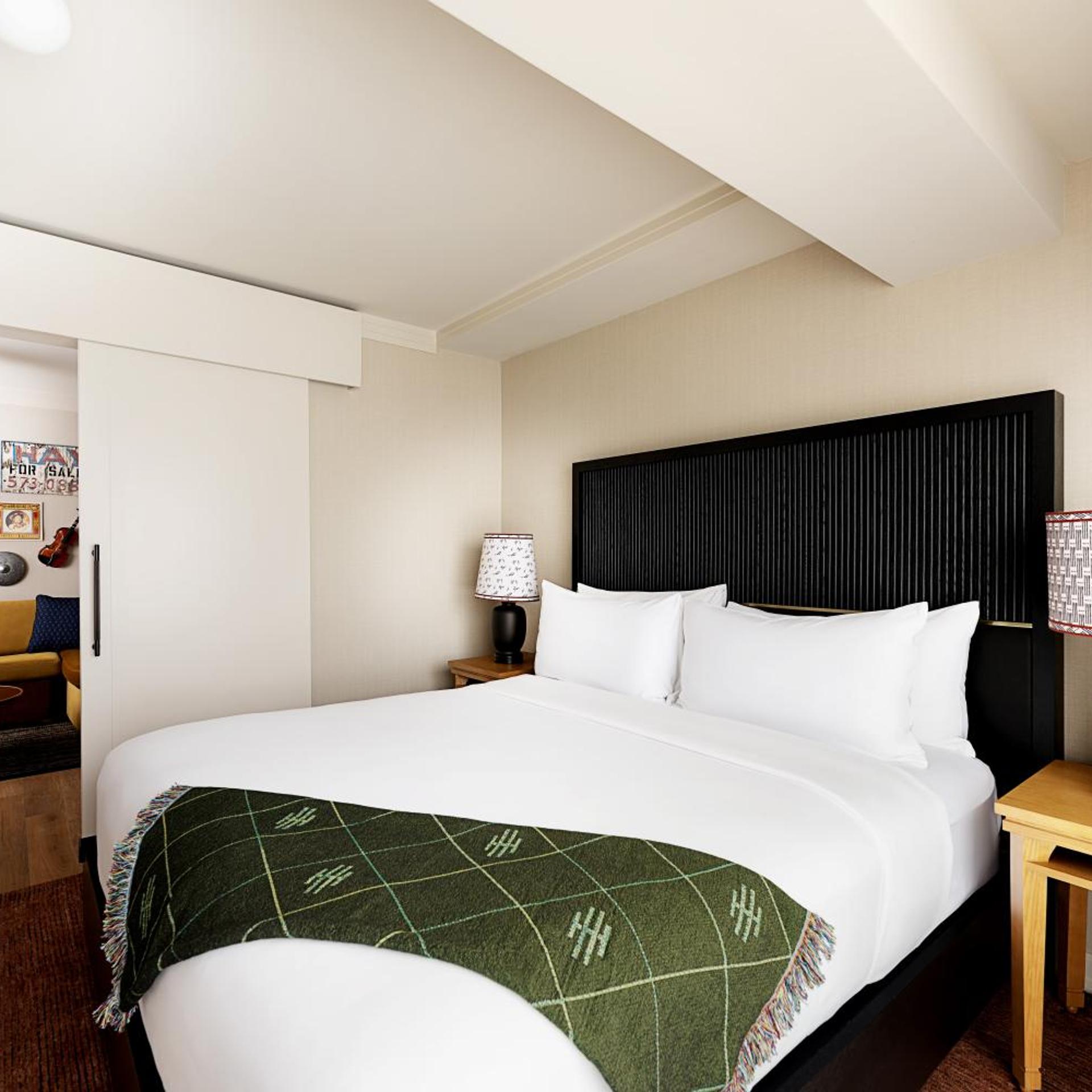 Amped, Premium, Suite, King Bed