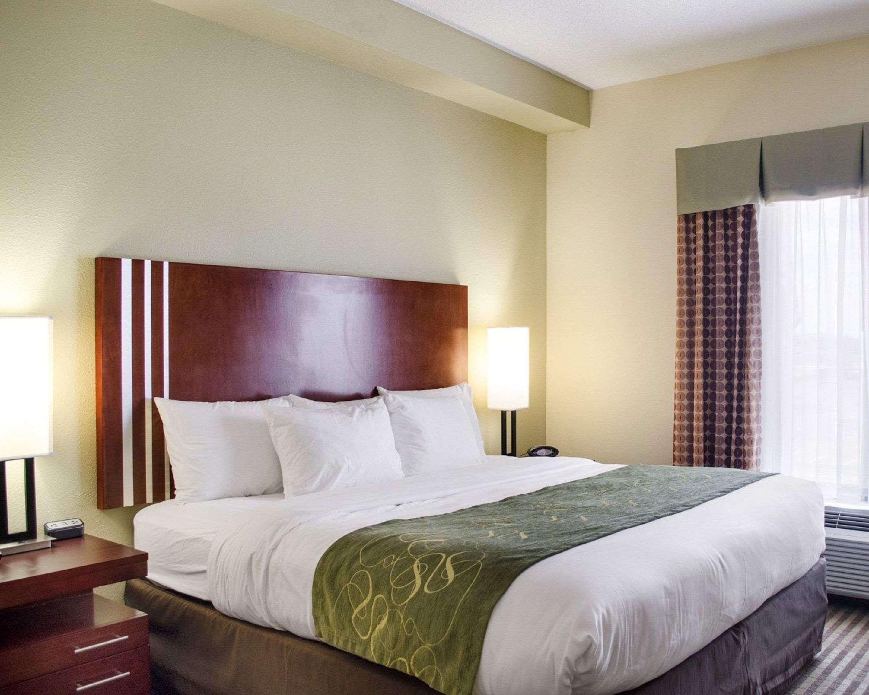 Suite, King Bed, Accessible