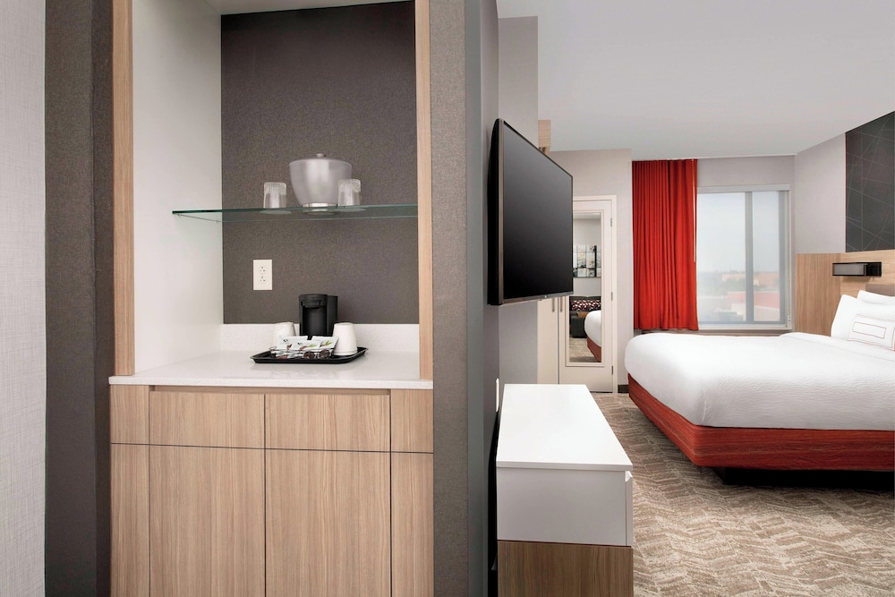 SUITE, KING BED