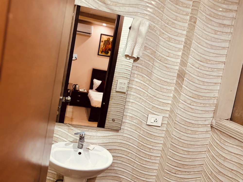 Oyo 5198 Hotel Hcgrand 28/31