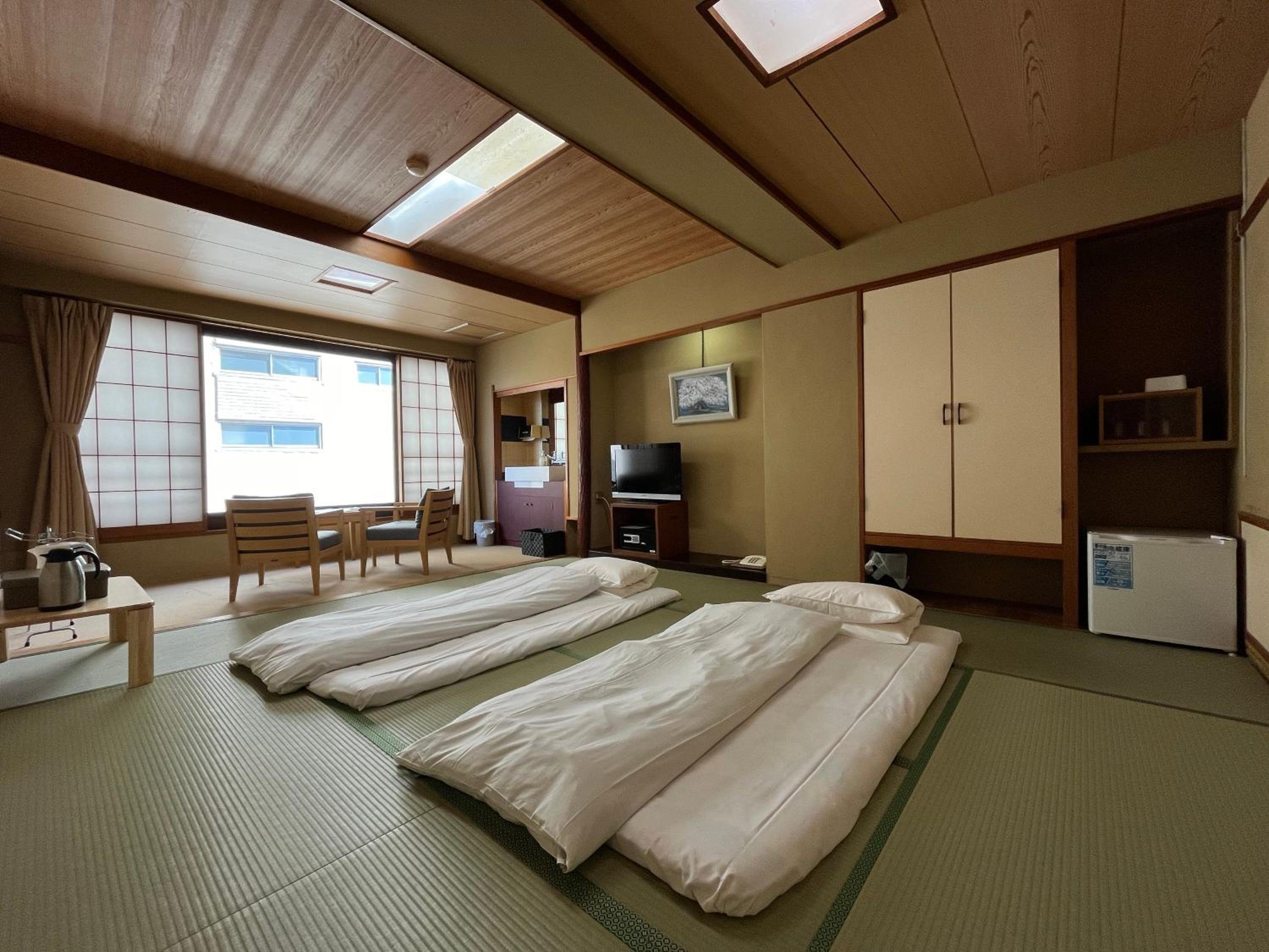 Japanese, No View, No Bathroom, Smoking