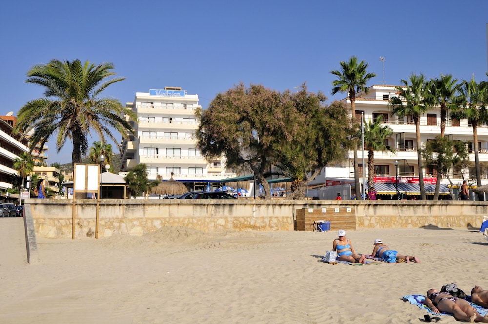 R2 Veronica Beach Hotel 37/48