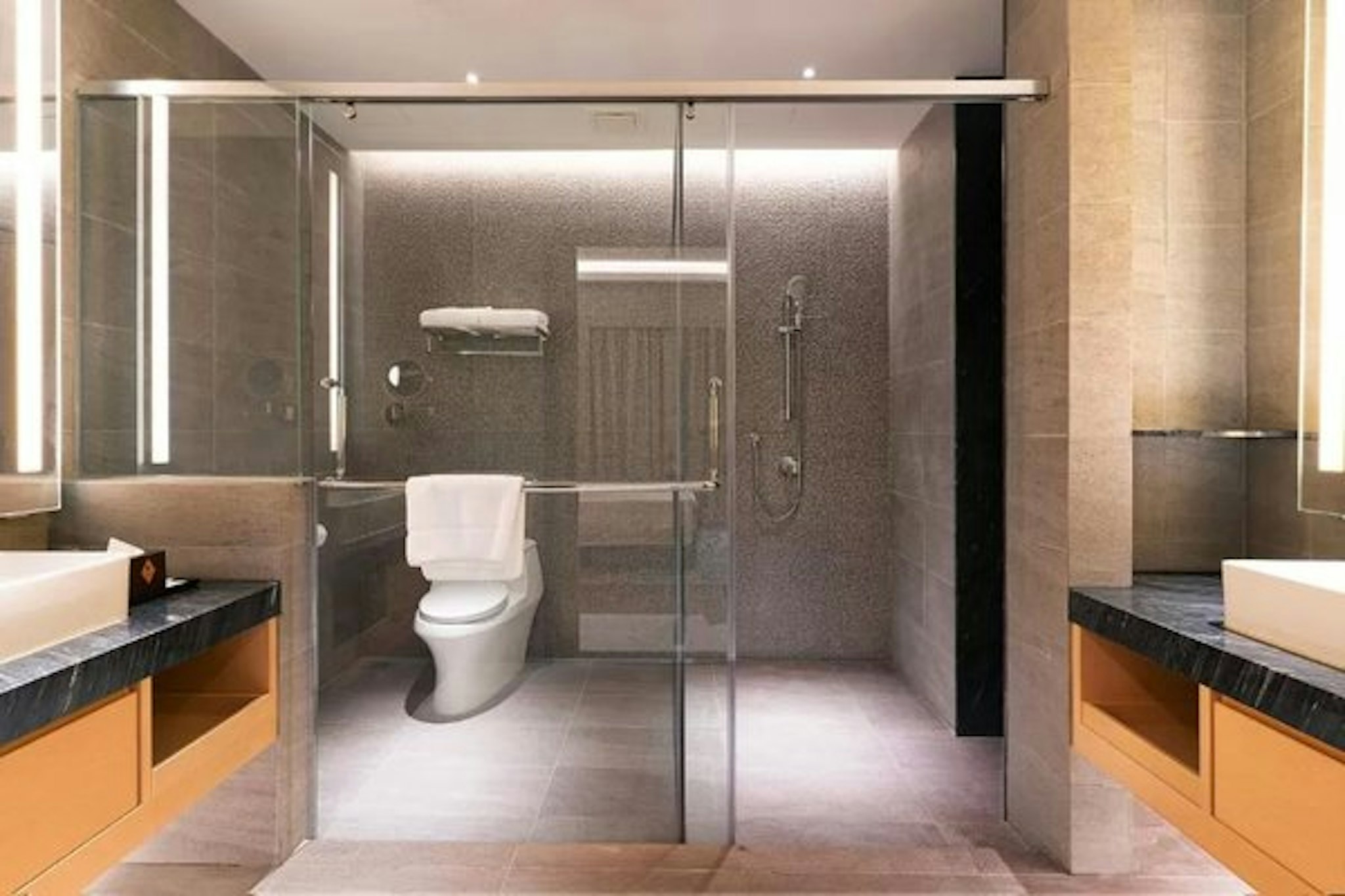 M World Hotel 37/40