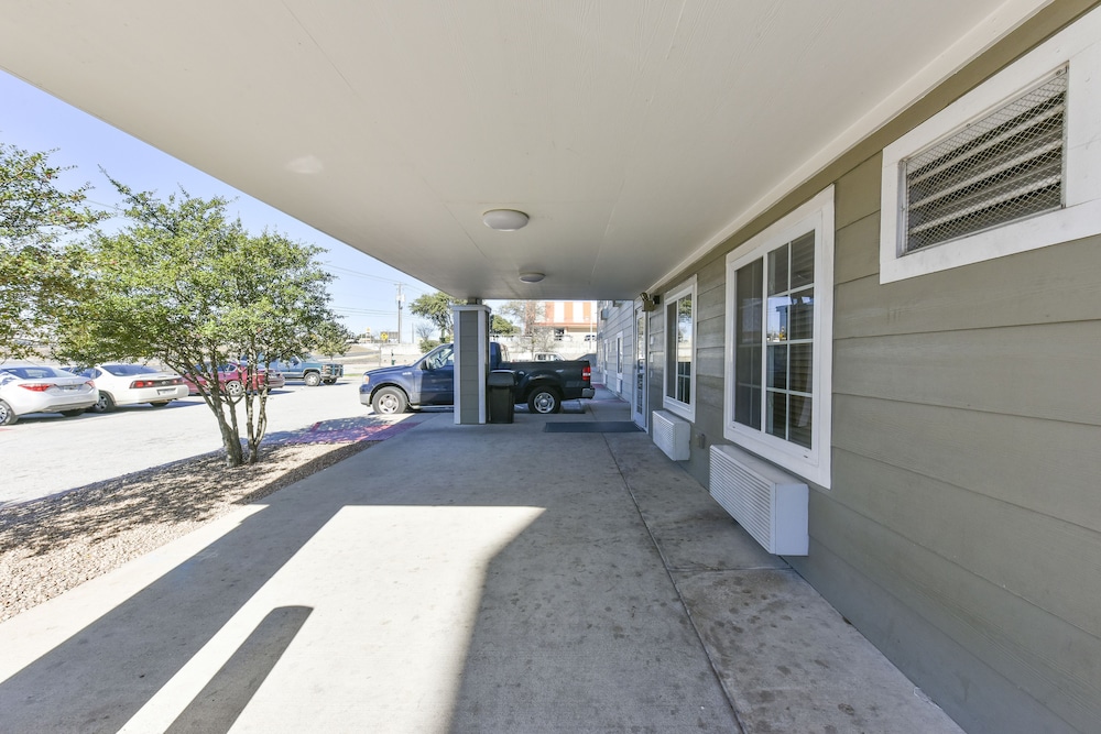 WoodSpring Suites Austin North I-35 21/32