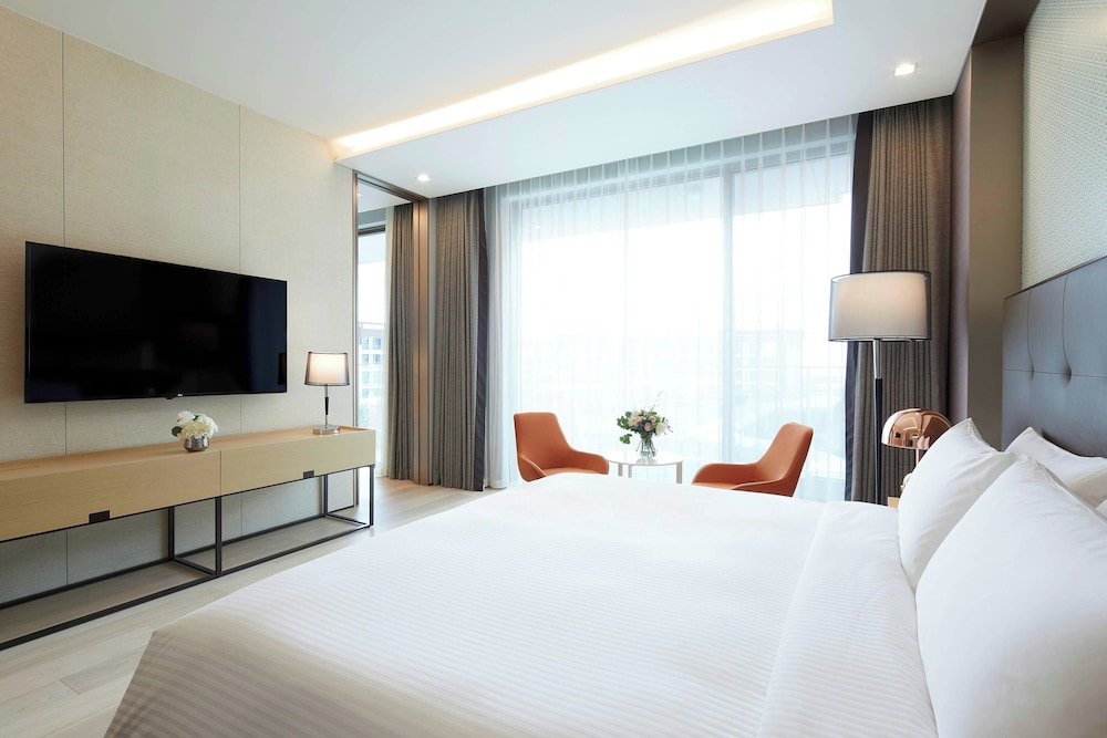 Theme, Park, Deluxe, Suite, King Bed