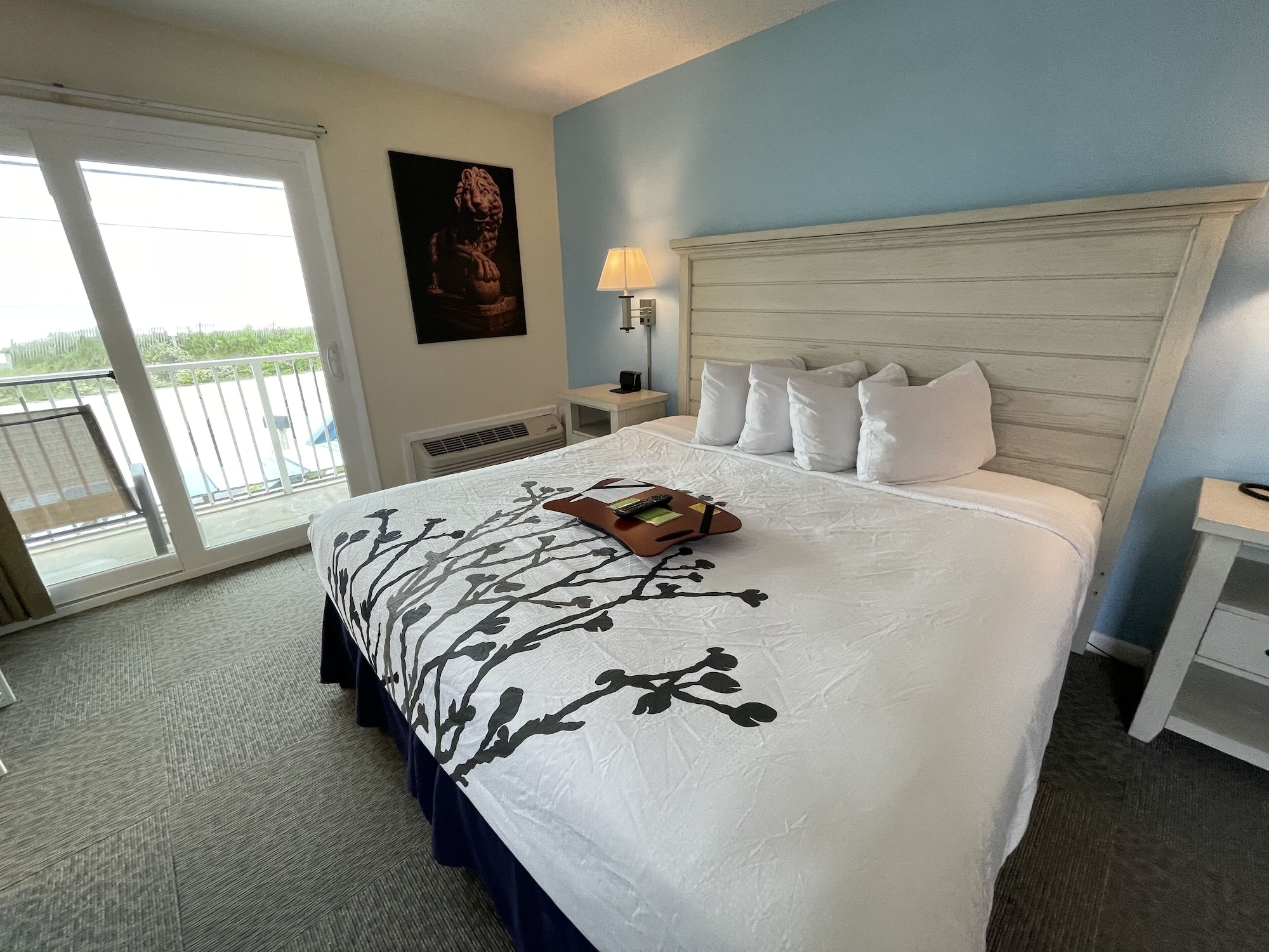 SUPERIOR, KING BED, POOL VIEW, PATIO