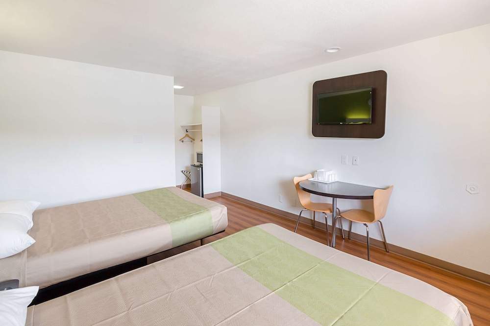 Motel6 El Paso, TX - Airport - Fort Bliss 27/44