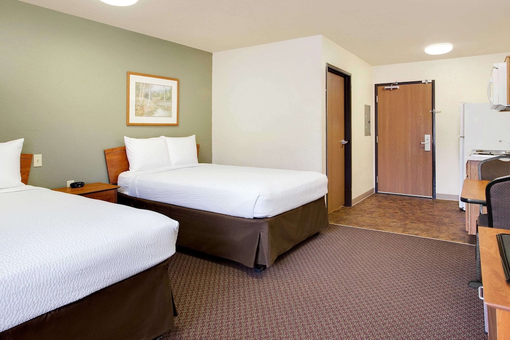 suite, 2 queen beds, smoking
