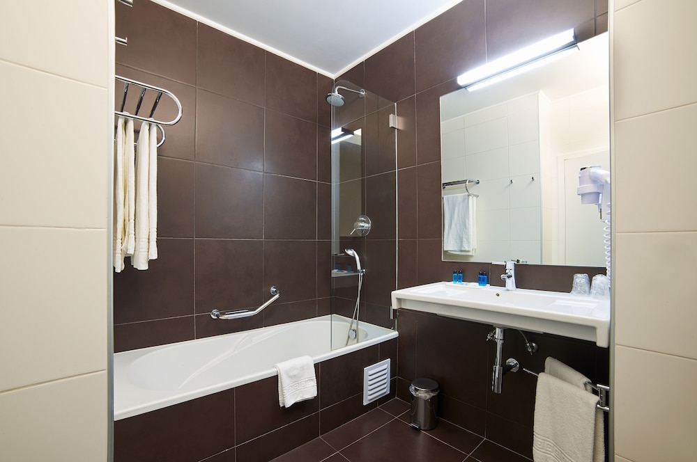 Classic, Suite, Double Bed, Land View, Sofa، RR Alvor Baia Resort 3/3