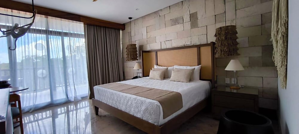 Junior Suite, King Bed, Sofa 3/5