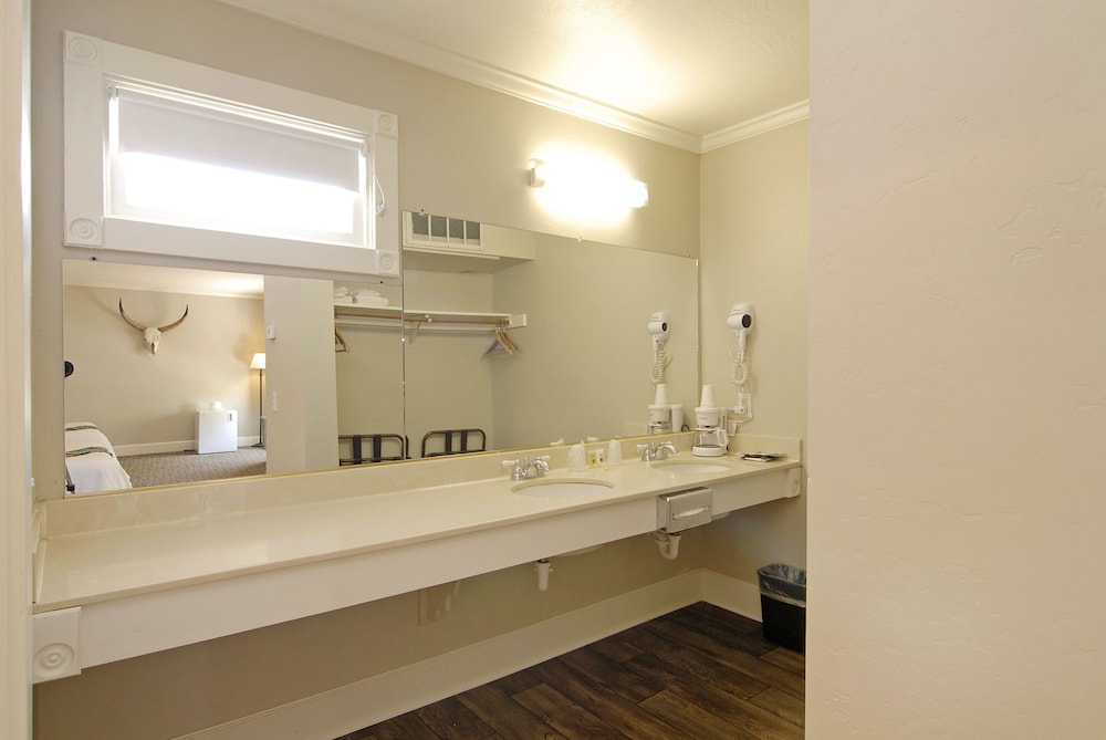 غرفة بسريرين كوين، Palm Canyon Hotel and RV Resort 3/3