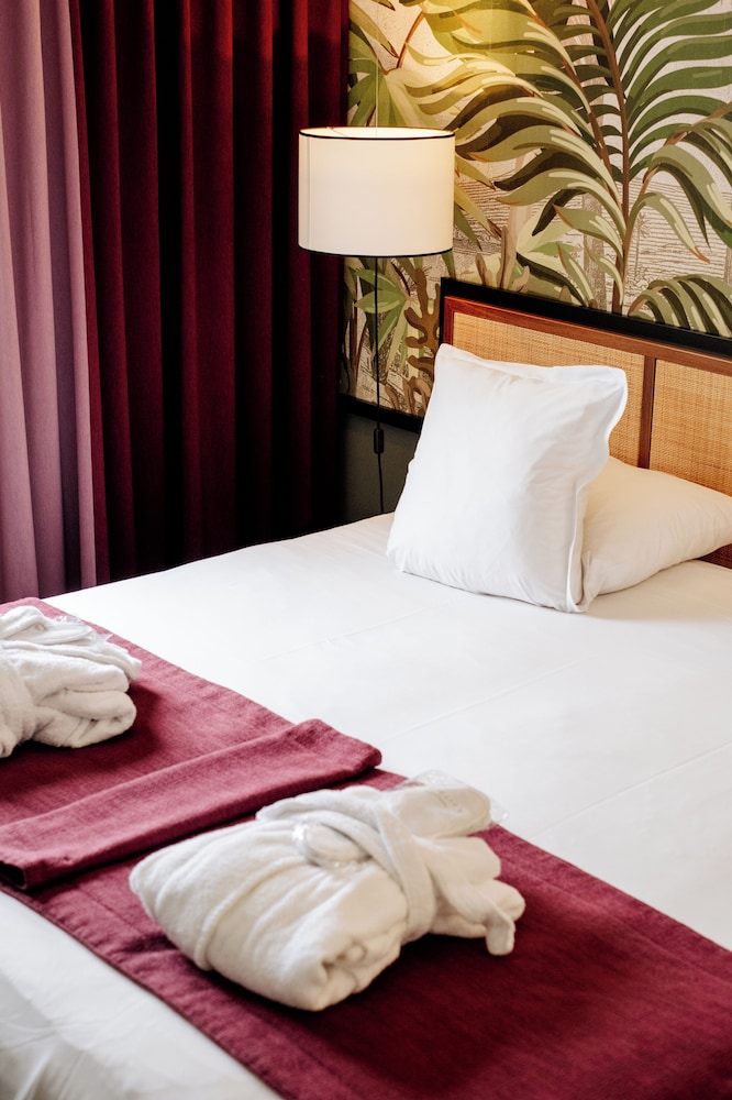 Paris Neuilly Hotel 47/64