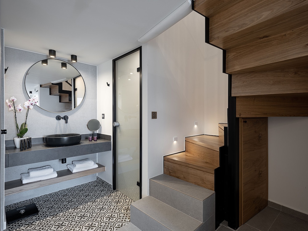 Calla Luxury Seafront Suites 50/50