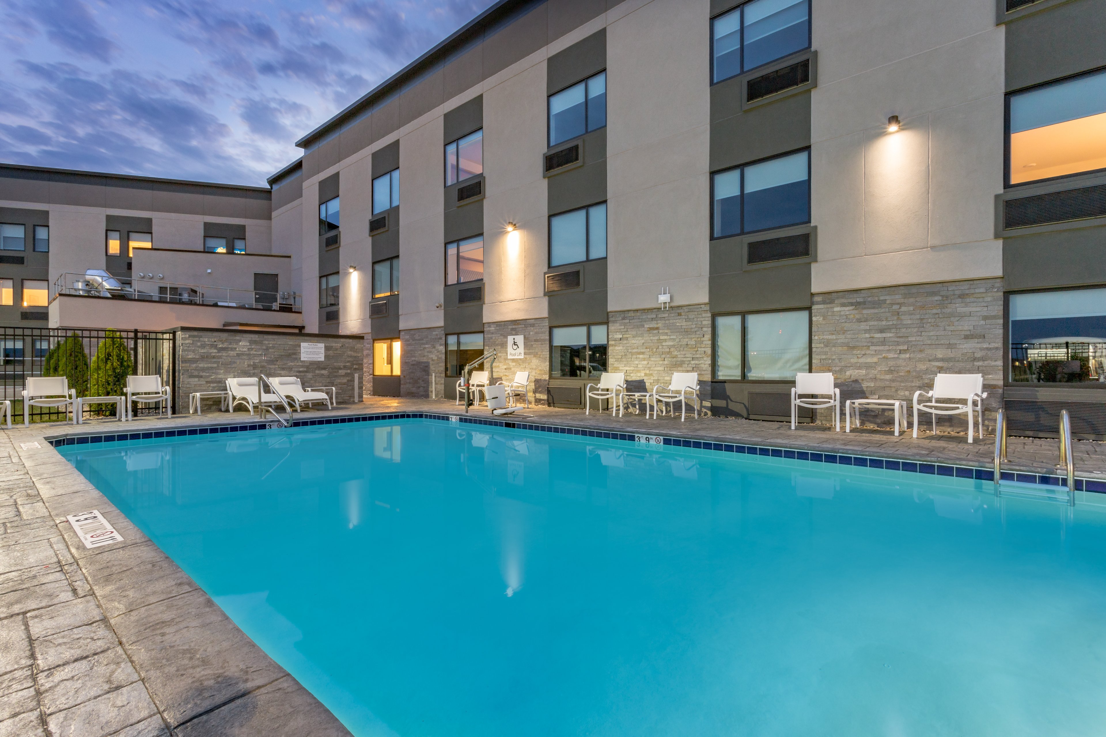Holiday Inn Columbus an IHG Hotel (ex. Comfort Inn and Suites) 12/58