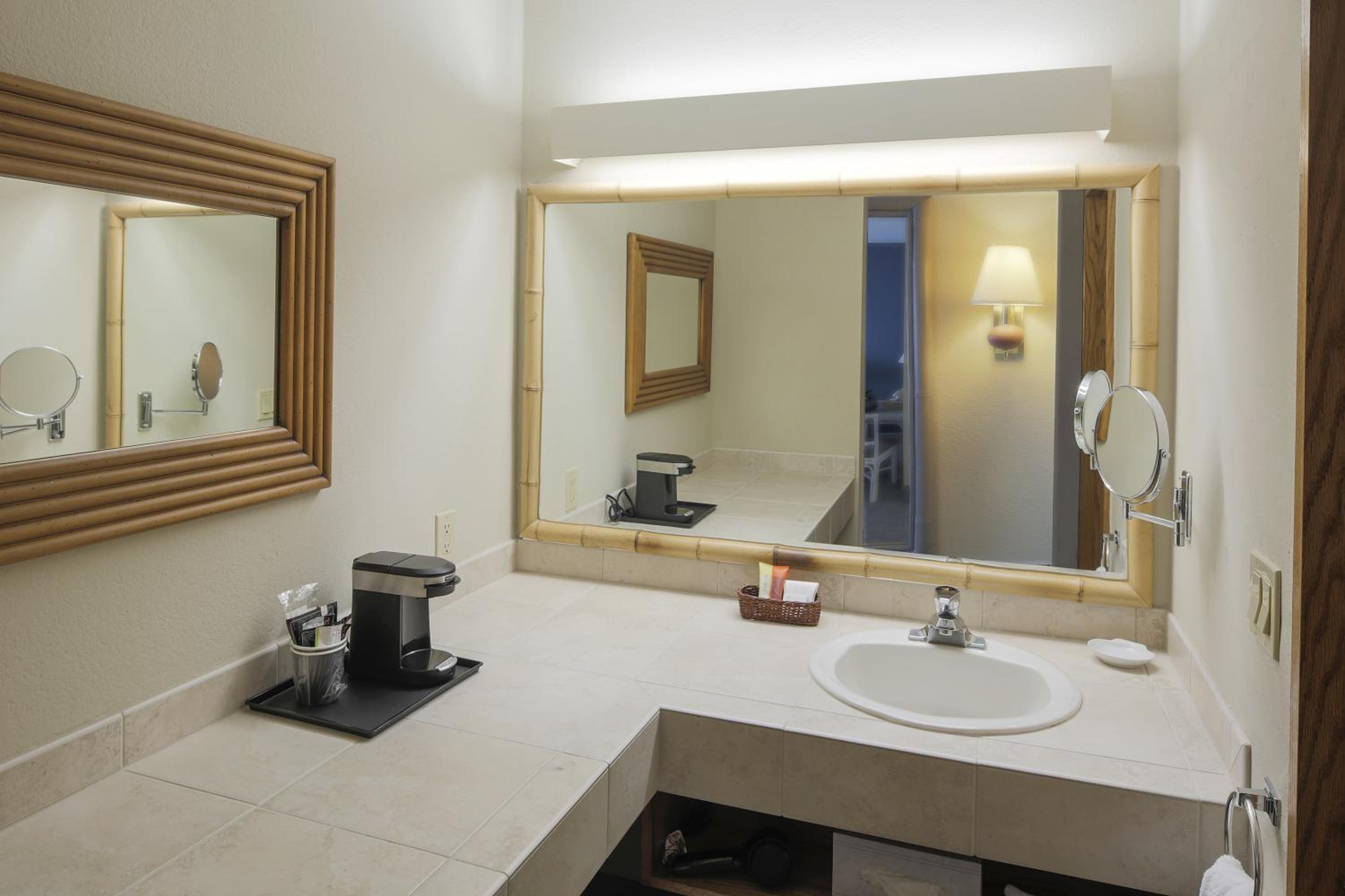 Room, King Bed, Bay View، Bay Club Hotel & Marina 3/4