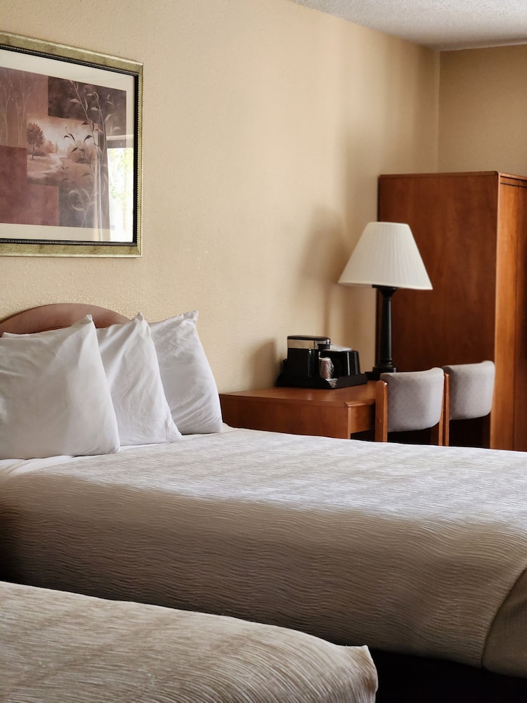 Luxury Inn And Suites 27/75