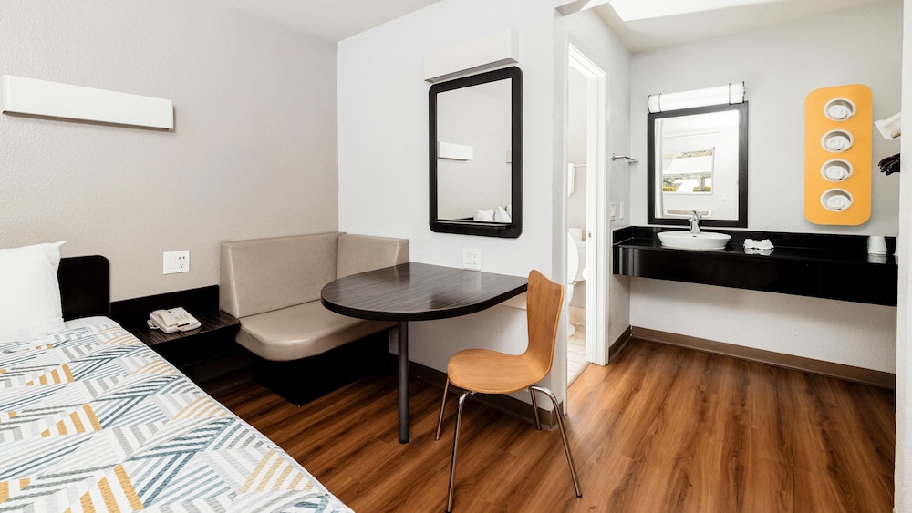 Motel6 Ontario, CA - Airport 44/61