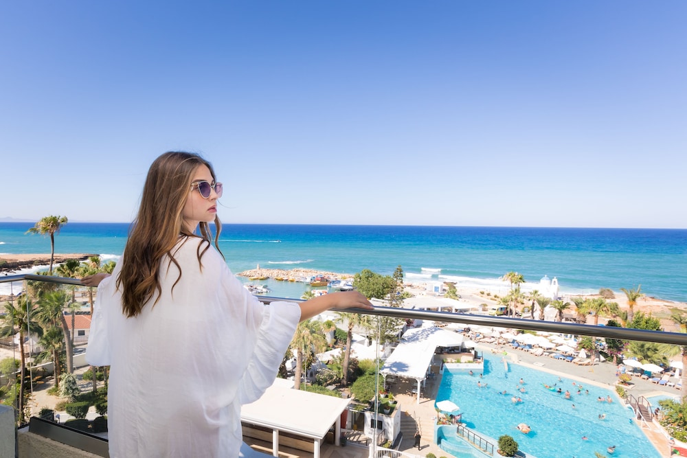 Golden Coast Beach Hotel 48/50