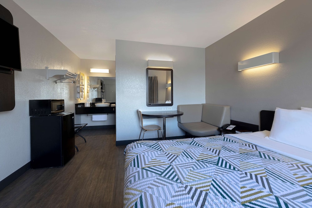 DELUXE, DOUBLE BED, ACCESSIBLE