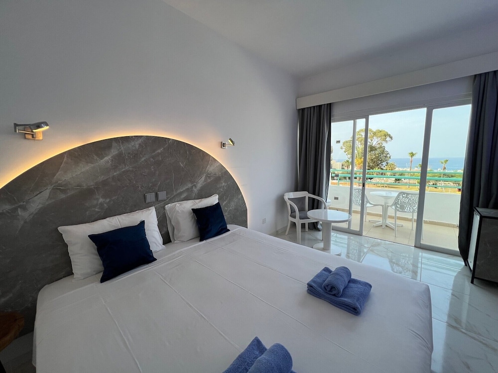 Adelais Bay Hotel 14/50