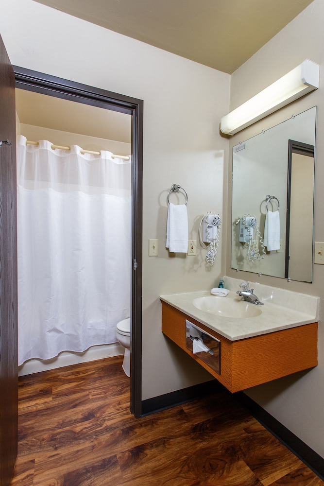 Hotel J Green Bay Formerly Airport Settle Inn 42/72