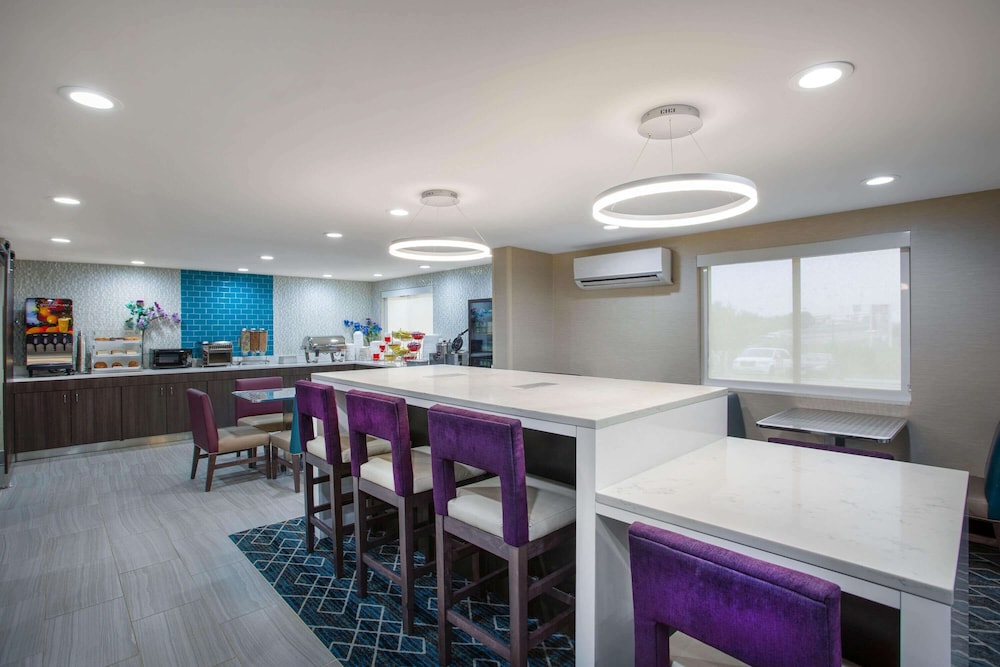 La Quinta Inn & Suites by Wyndham Roanoke Salem 39/58