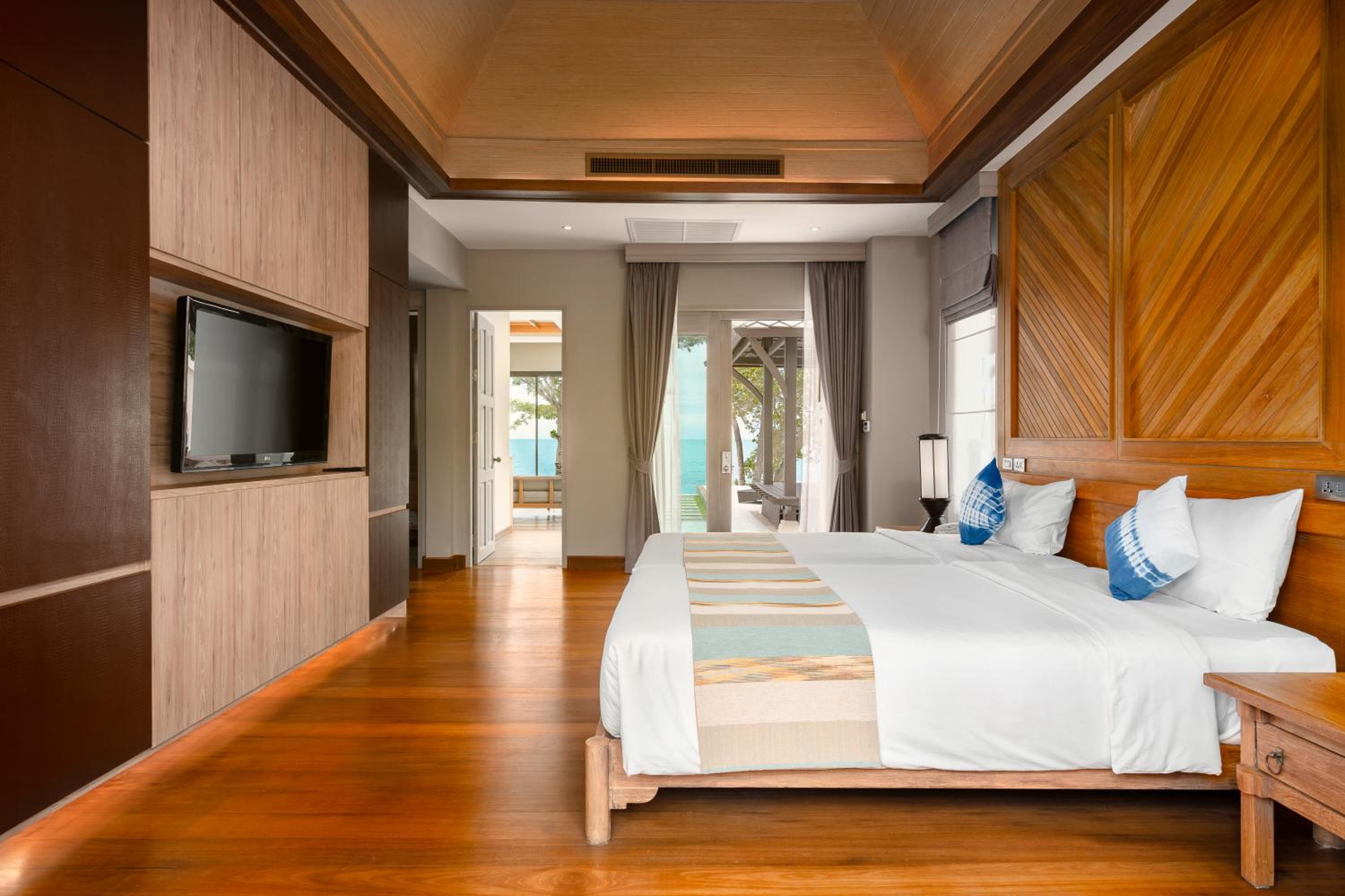 2 Bedrooms, Villa, Double and Twin Beds, Beach Front, with Pool