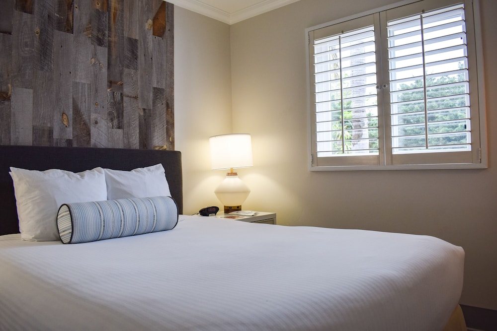 JUNIOR SUITE, QUEEN BED, SOFA, LIVING AREA