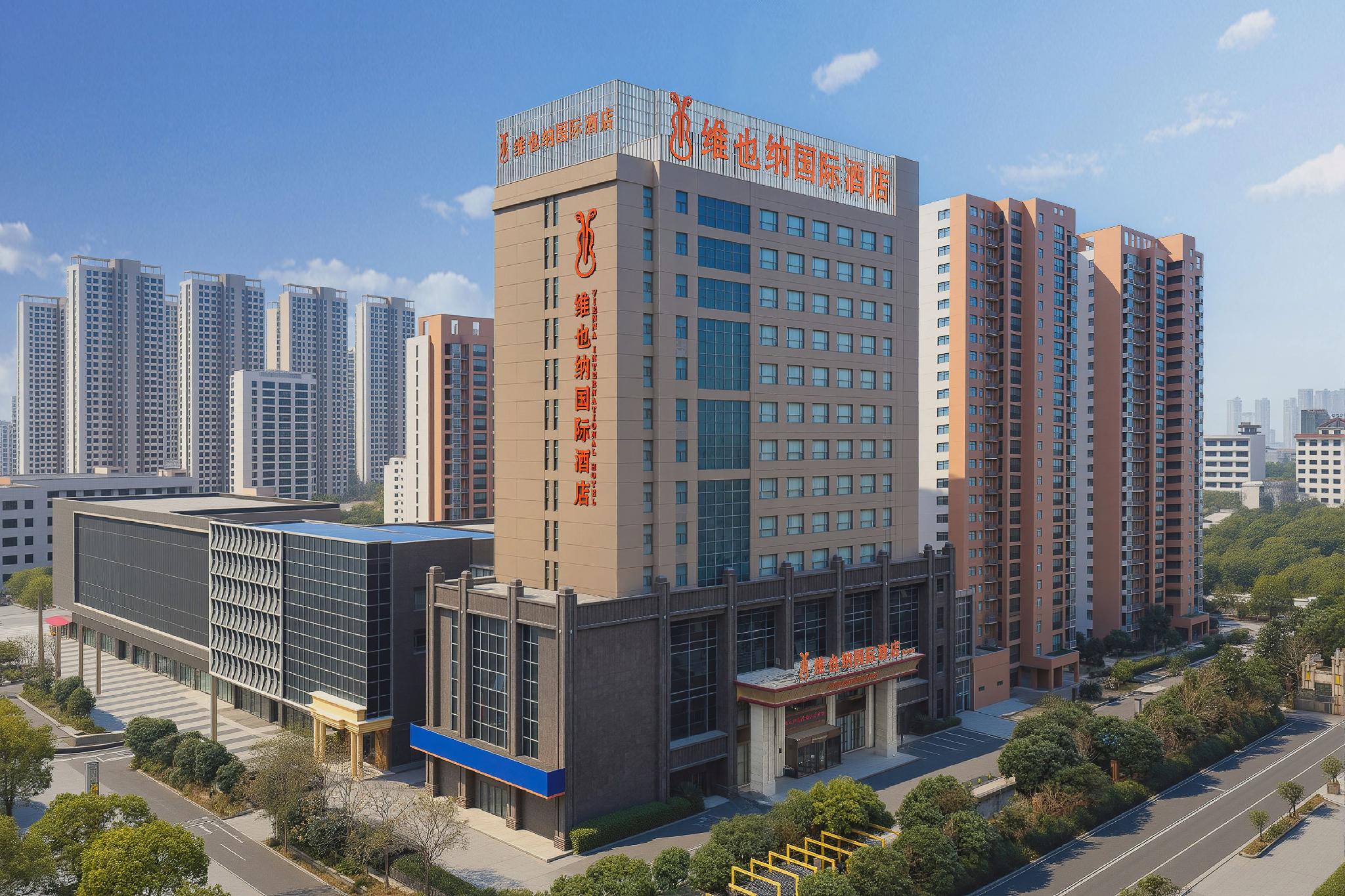 Vienna International Hotel (Huanggang Normal College Ruitian Plaza) 7/39