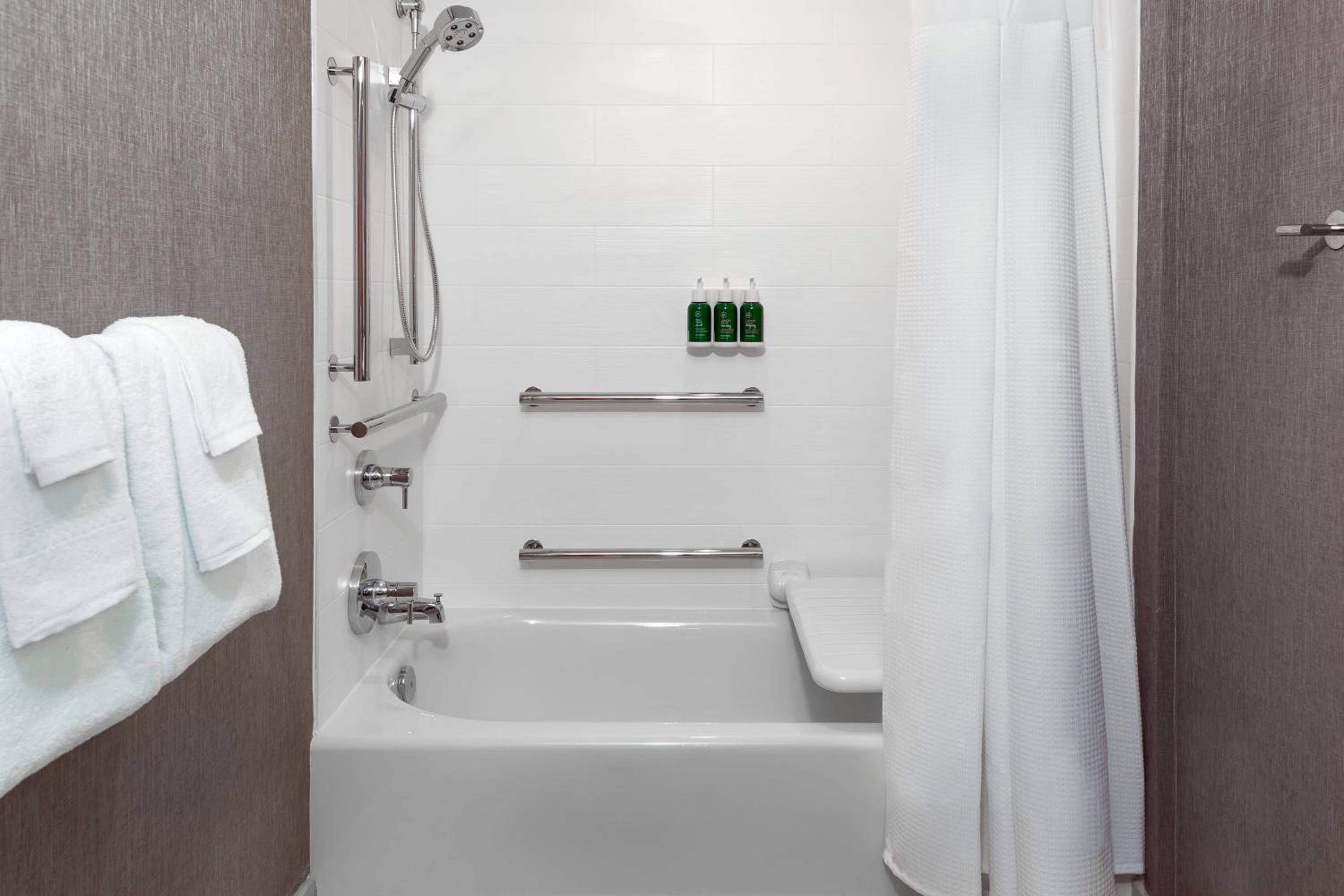 جناح بسرير كوين بحوض استحمام لذوي الإعاقة، SpringHill Suites by Marriott Lakeland 4/9