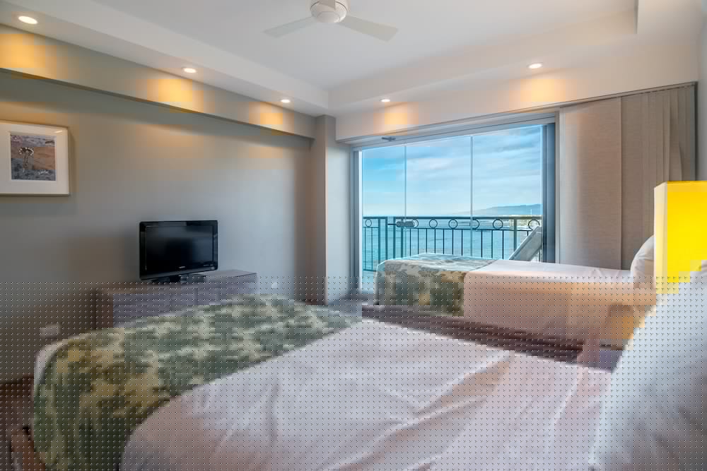 Waikiki Shore by OUTRIGGER 38/81