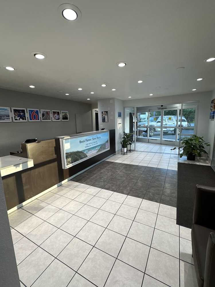 Motel6 San Diego Hotel Circle Mission Valley 11/61