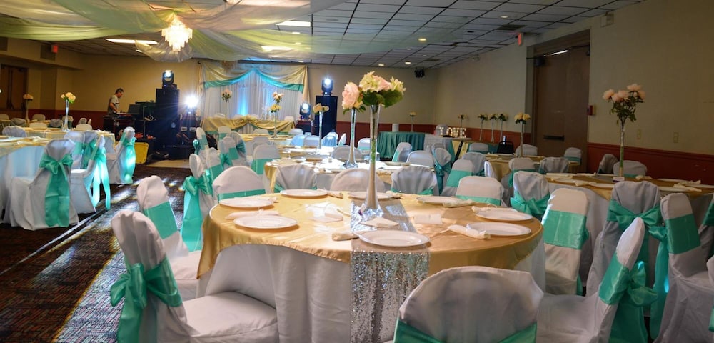 Columbus Grand Hotel and Banquet Center 22/33