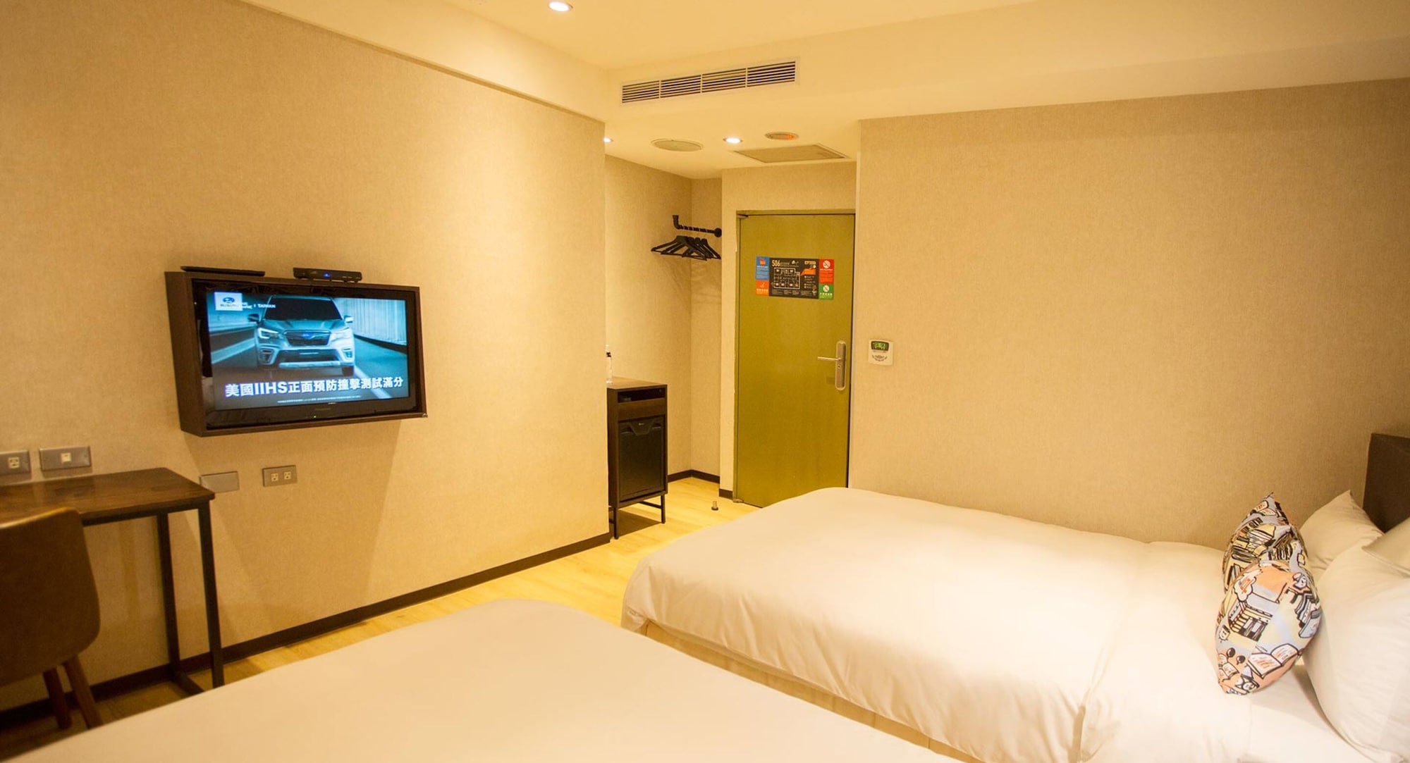 COMFORT, QUADRUPLE, 2 DOUBLE BEDS, NO WINDOW
