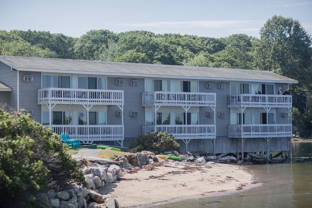 Smuggler’s Cove Inn 1/50