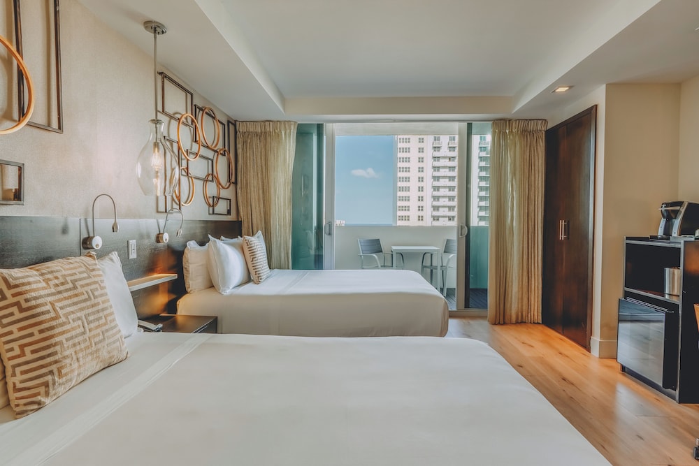 ROOM, 2 QUEEN BEDS, PARTIAL OCEAN VIEW, BALCONY