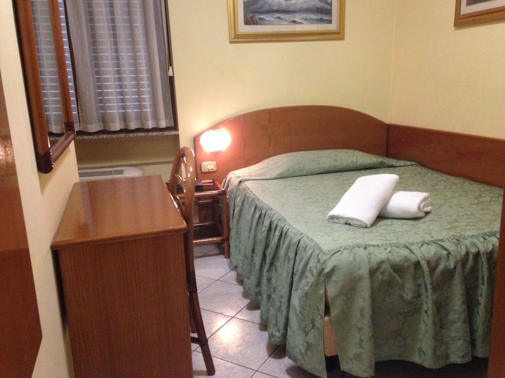 ROOM, SINGLE